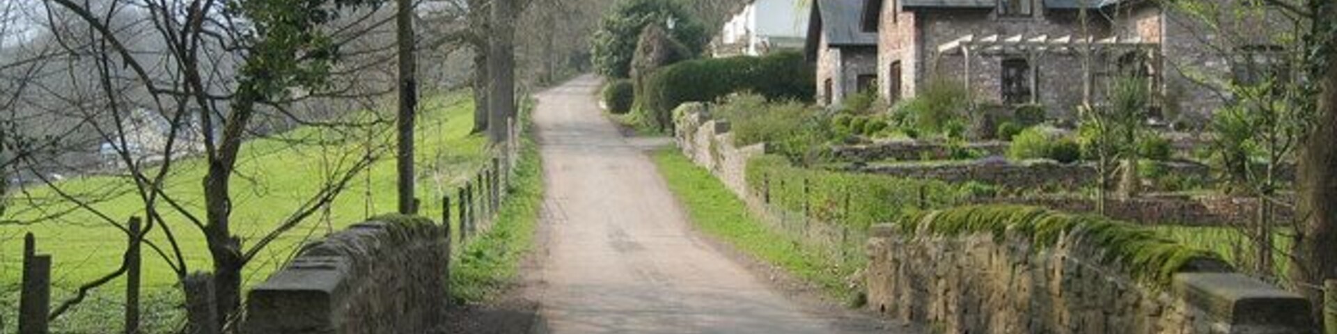Houses at Cwrt-yr-ala Entering Cwrt-yr-ala from Michaelston-le-Pit.