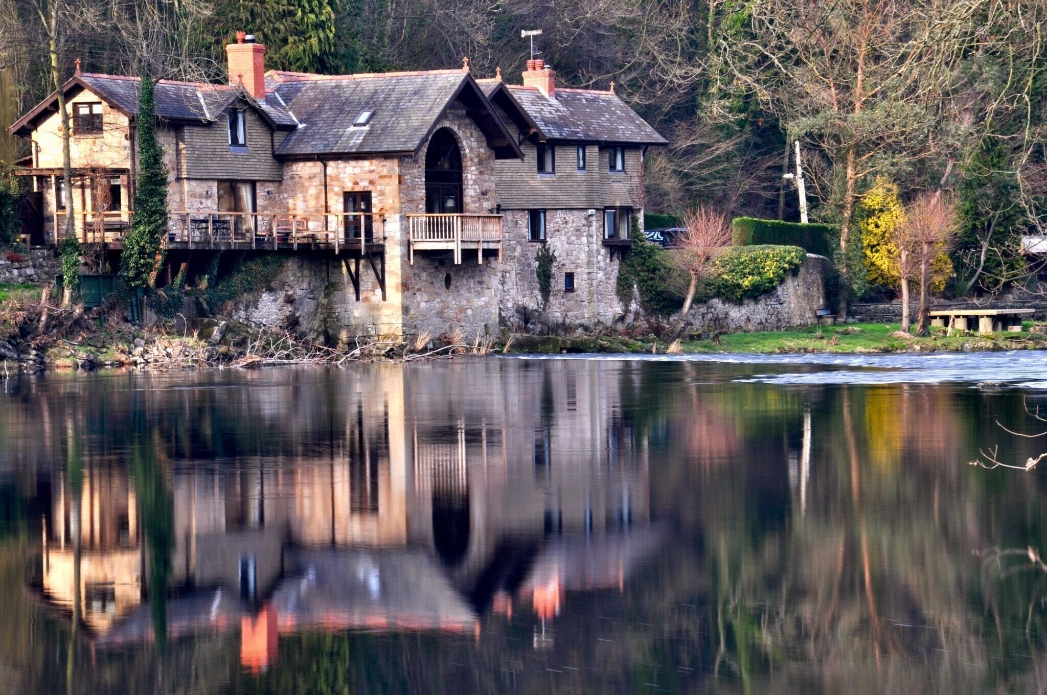 The Bont near the Pontcysyllte Aqueduct where this place is private but we managed to climbed over the gate to enjoy this serene peaceful lake #Wales #Pontcysyllte Aqueduct #iconicplace #rural #travel #landscape #reflections #water
#architecture #hiking #troversontuesday

