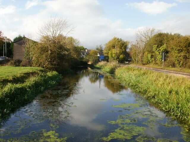 Marshfield reen The flat land of the Wentlooge Level is drained by an extensive network of channels. The local word for a drainage channel is reen, which is also the word used for the drainage channels on the flat land on the eastern side of Newport. This reen runs parallel to Broadway, between the railway bridge and Pentwyn Terrace.