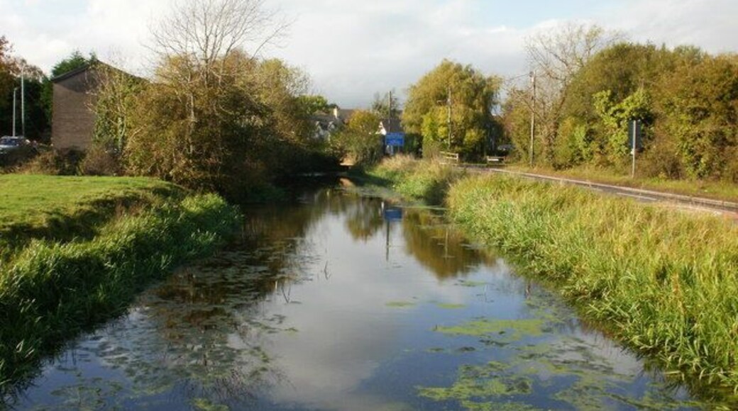 Marshfield reen The flat land of the Wentlooge Level is drained by an extensive network of channels. The local word for a drainage channel is reen, which is also the word used for the drainage channels on the flat land on the eastern side of Newport. This reen runs parallel to Broadway, between the railway bridge and Pentwyn Terrace.