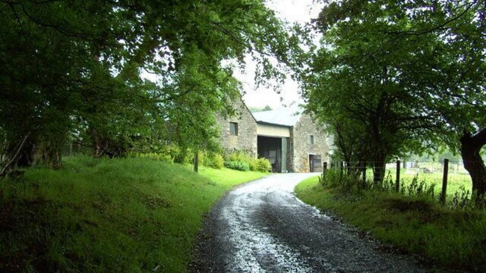 Pen-yr-heol-las An old barn at Pen-yr-heol-las Farm.