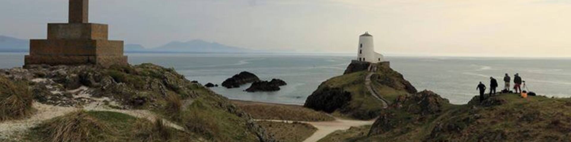 Notice a bunch of tripodians gathering to catch a sunset