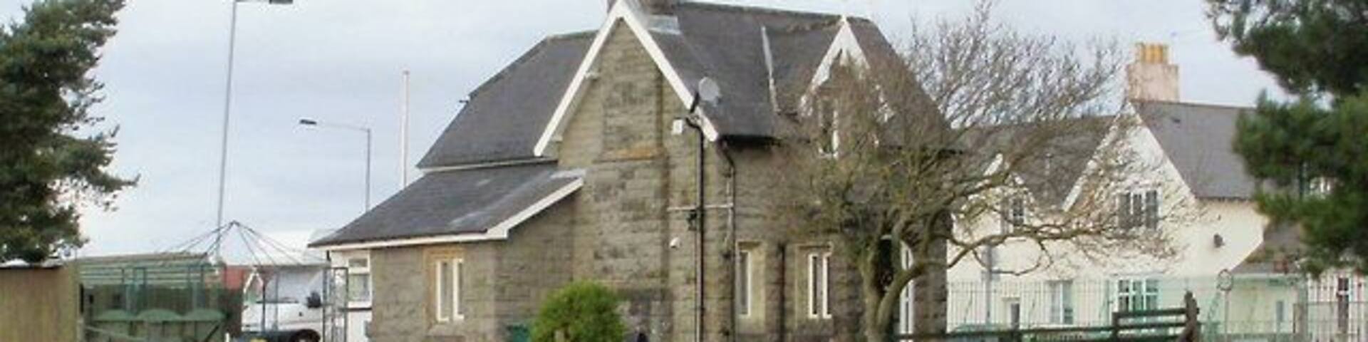 North Lodge, Malpas Road, Newport. Formerly the north lodge of the Malpas Court 1431680 estate, now a private residence. Viewed from Whittle Drive. https://www.geograph.org.uk/photo/1625333 to the former south lodge.