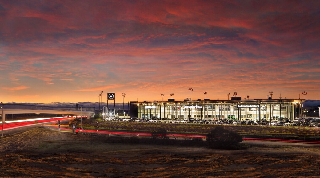 Nice location next to 101 with Sunset to the left of field of view.