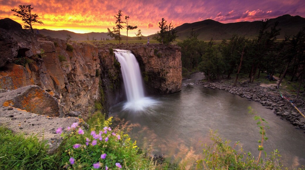 One of the best sunsets I've ever seen. Can't wait to get back to Mongolia.
This was a 5 second exposure in the middle of the Central Valley in Mongolia. At a spot called Orkhon Falls.
