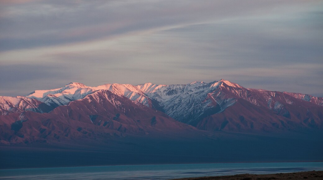 One of the most beautiful sunsets of my life, while approaching Khar-Us Lake, on a dirt road from Khovd.
#waterlust #GreatOutdoors