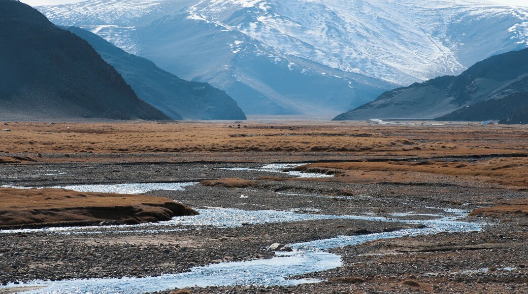 Driving at 2600m and wondering if the scenery resembles Scotland or not.
#blue