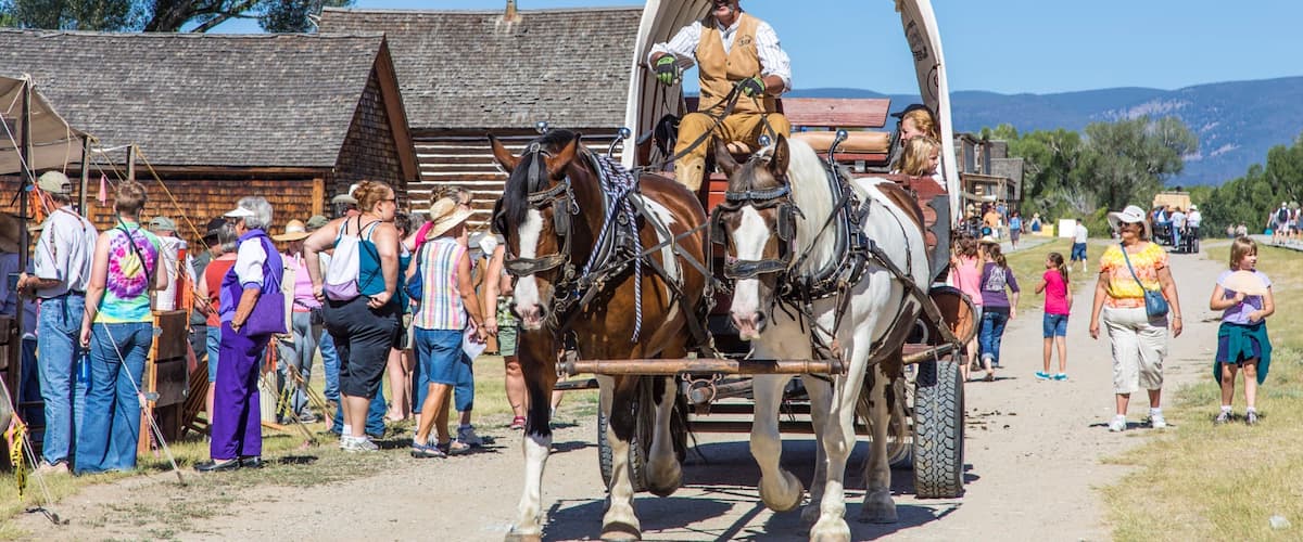 Dillon ofreciendo pasos a caballo y imágenes de calles y también un hombre
