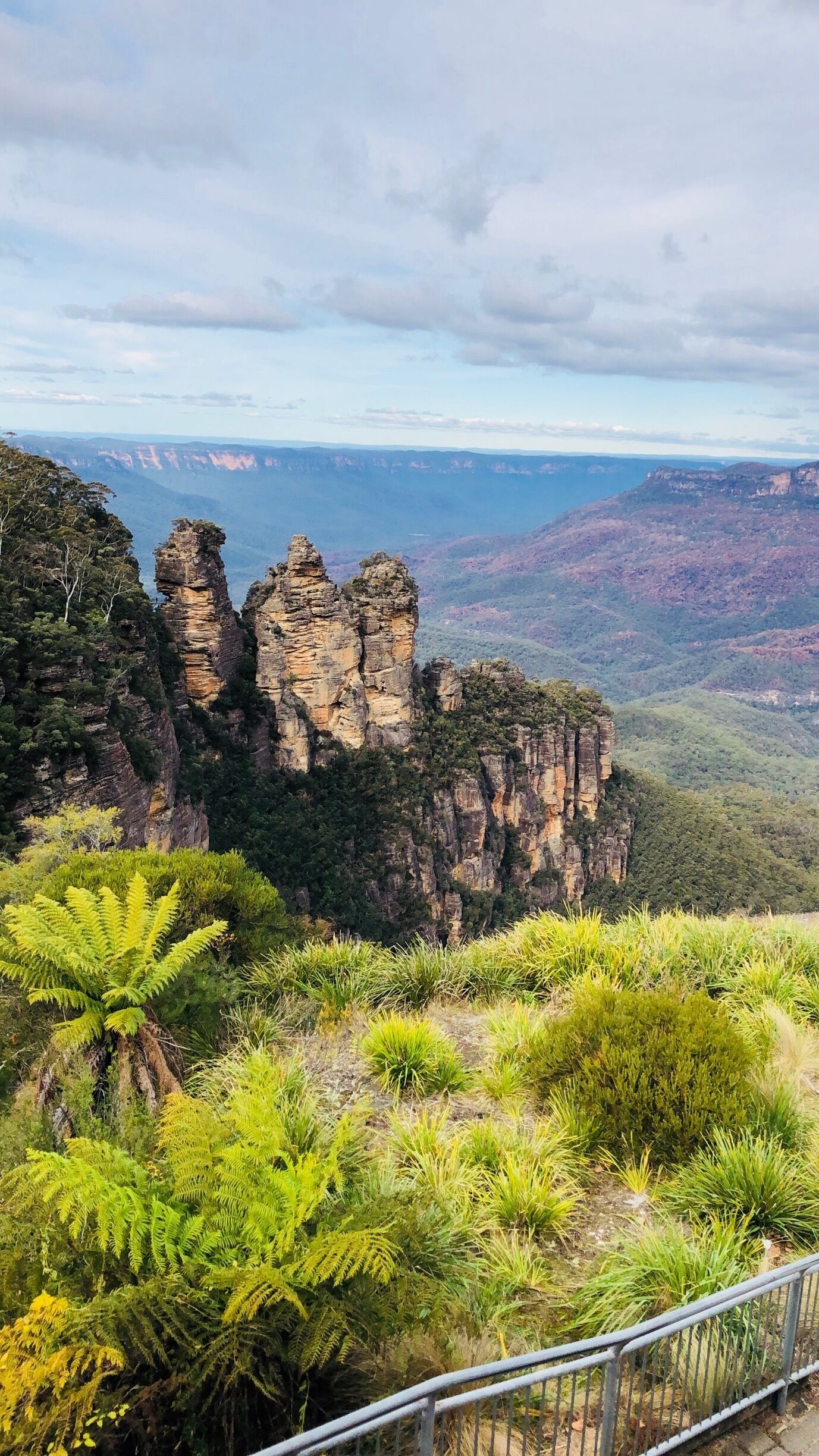 Iconic visitor attraction ➡️ The Blue ⛰ Mountains landmark. The Three Sisters is an unusual rock formation representing 3 sisters who according to Aboriginal legend were turned to stone. #LifeAtExpedia