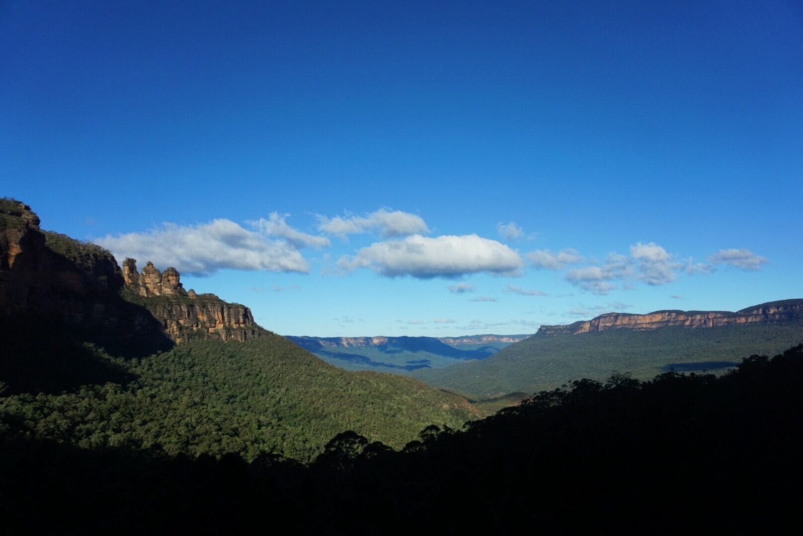 View of the 3 sisters and mountain range, taken on the way down Forever Steps, Katoomba, Blue Mountains #australia #hiking #bluemountains