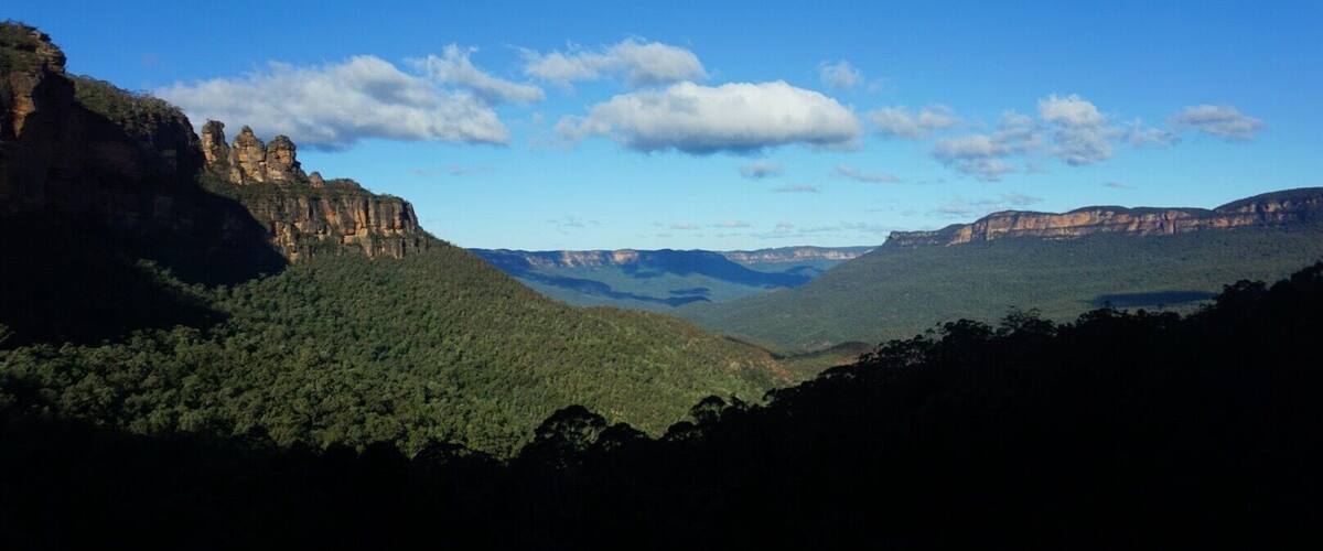 View of the 3 sisters and mountain range, taken on the way down Forever Steps, Katoomba, Blue Mountains #australia #hiking #bluemountains