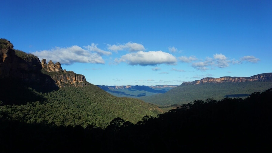 View of the 3 sisters and mountain range, taken on the way down Forever Steps, Katoomba, Blue Mountains #australia #hiking #bluemountains