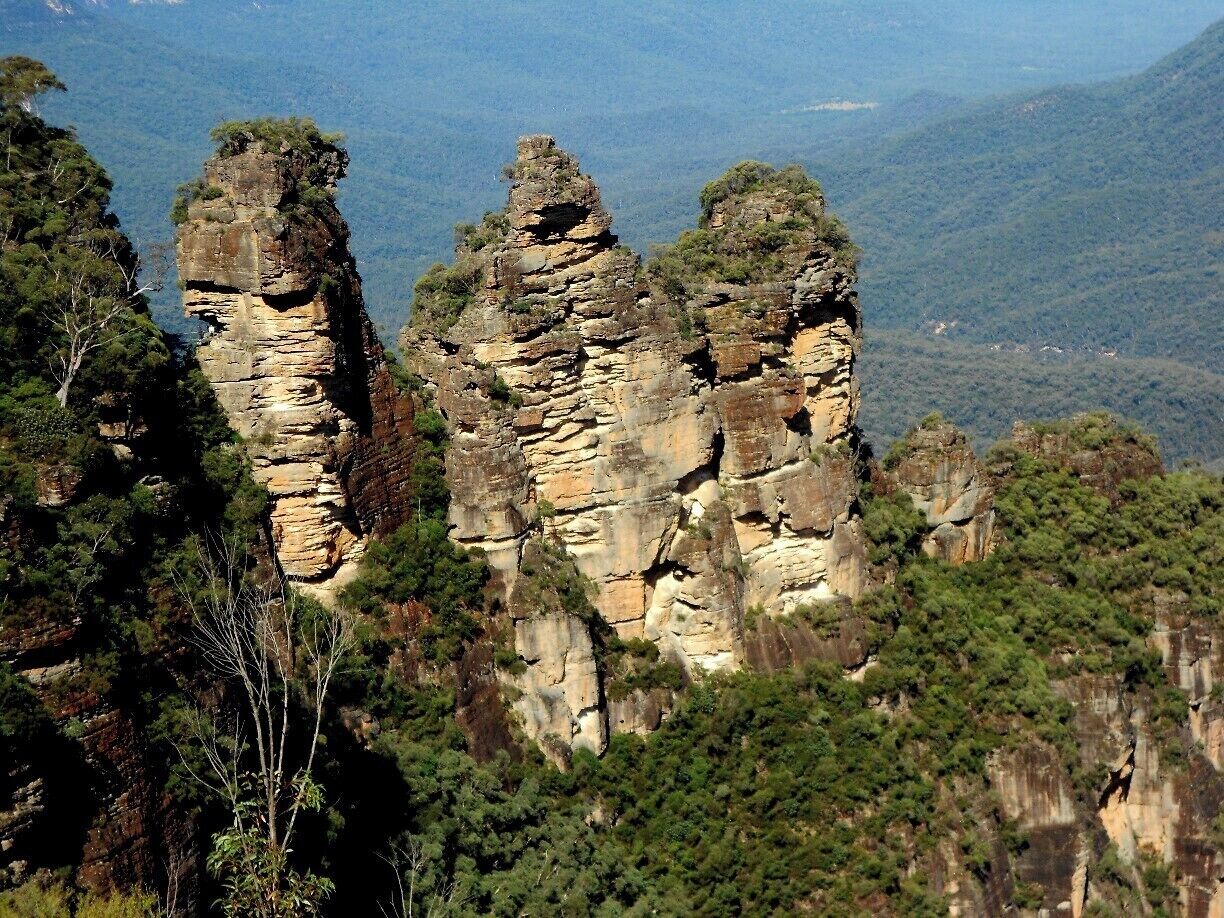 The three sisters, big attraction of Katoomba. You don't even need to hike to see them!
http://prettypacked.wordpress.com/2014/07/27/three-sisters-trapped/