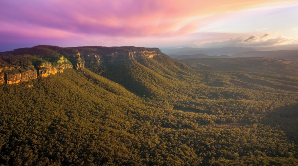 While the Blue Mountains region outside of Sydney is filled with breathtaking scenery, most visitors will go straight to the famous Three Sisters outlook or elect the on rails experience of the "Scenic World" tour.
However, if you are willing to venture off the beaten path just a bit, you can be rewarded with incredible viewpoints like this one where I was lucky enough to capture an incredible sunset in a location all to myself!
Make sure you find your hidden gem next time you make a visit! #Trovember