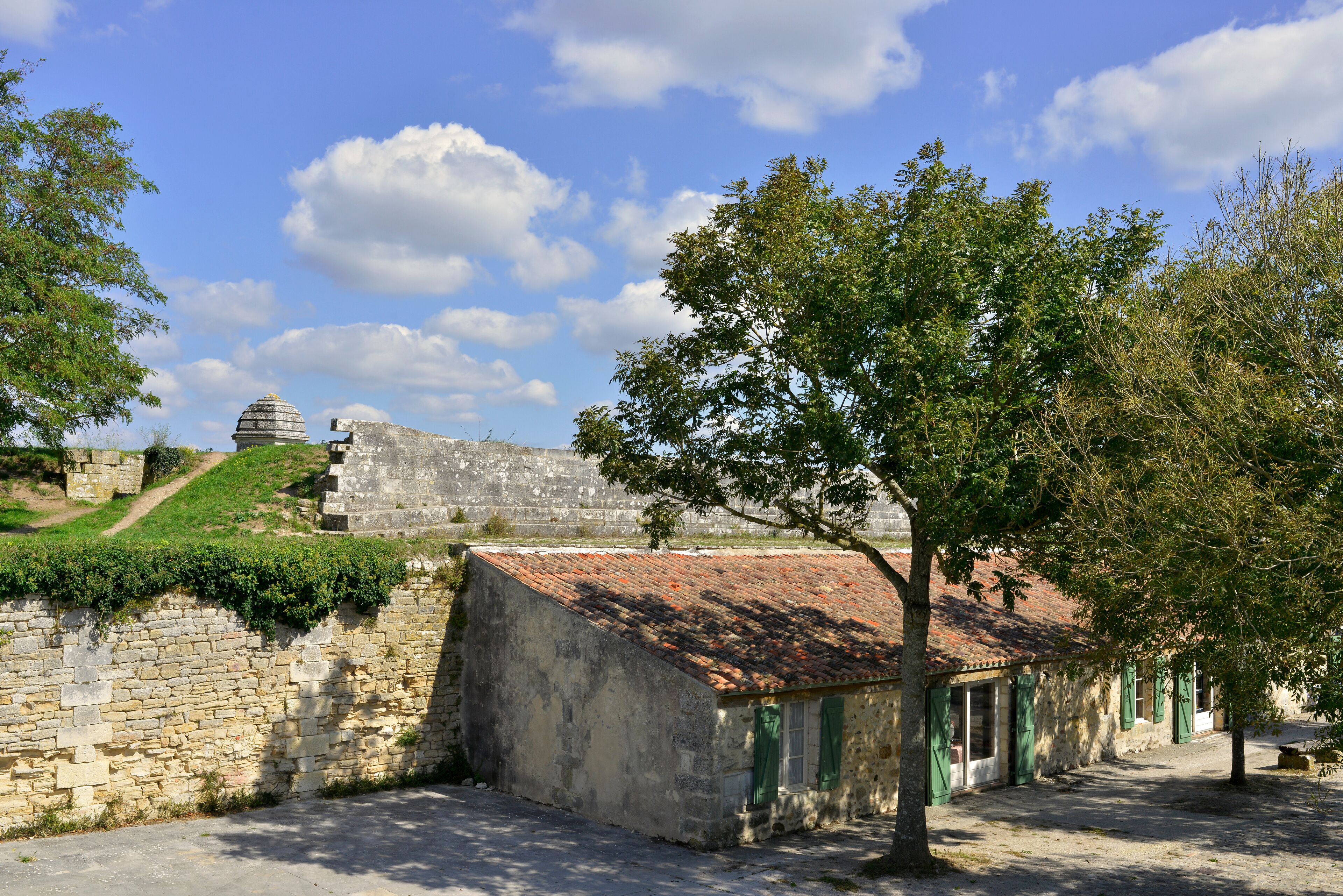 Maisons dans la place forte de Hiers-Brouage (17320 Marennes-Hiers-Brouage), département de la Charente-Maritime en région Nouvelle-Aquitaine, France