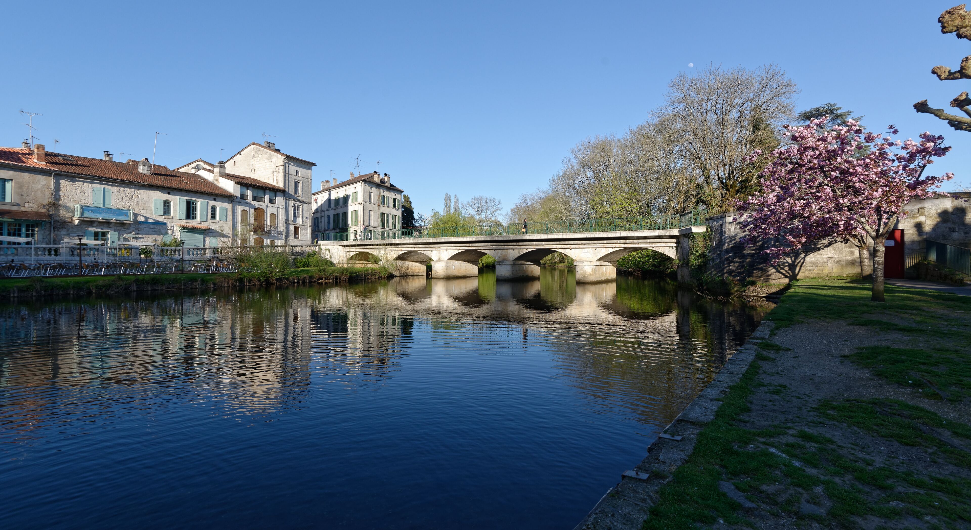 Quai Bertin (à gauche) et le pont sur la Dronne (au centre) à Brantôme en Périgord, France.