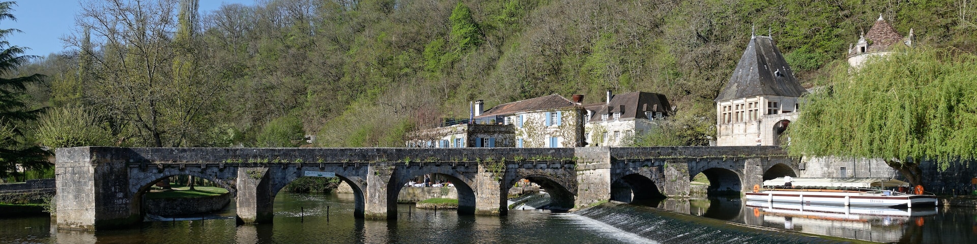 Pont coudé de BrantÎme (Périgord, France) sur la Dronne.
