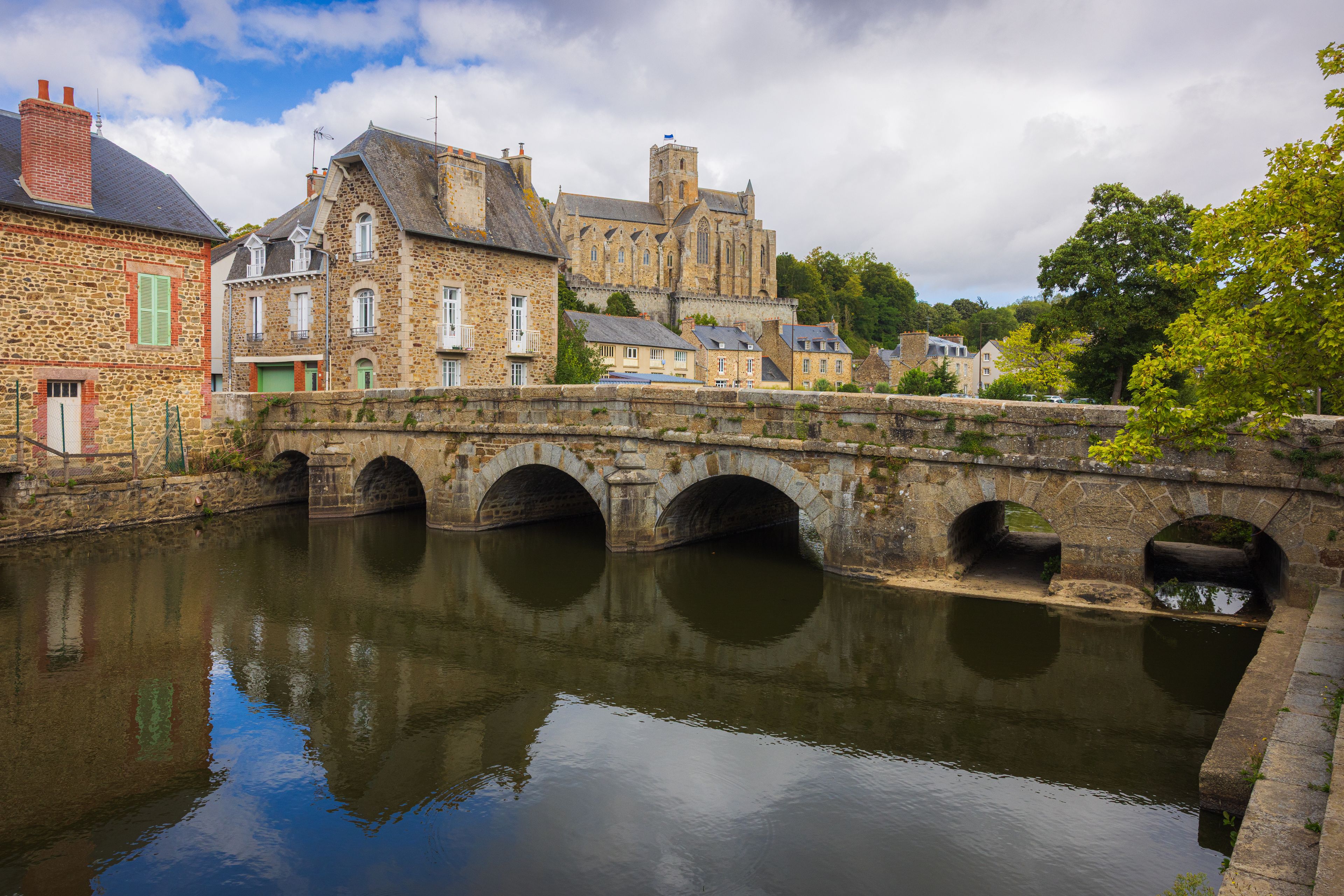 In the historic center of Lamballe