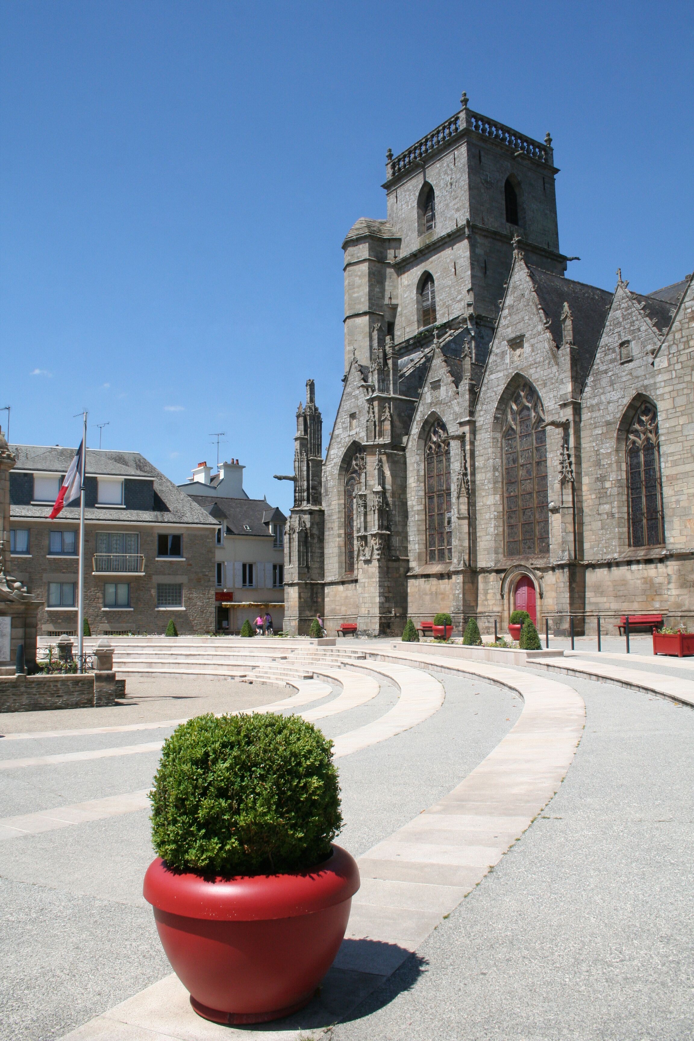 Sur la place de Ploërmel