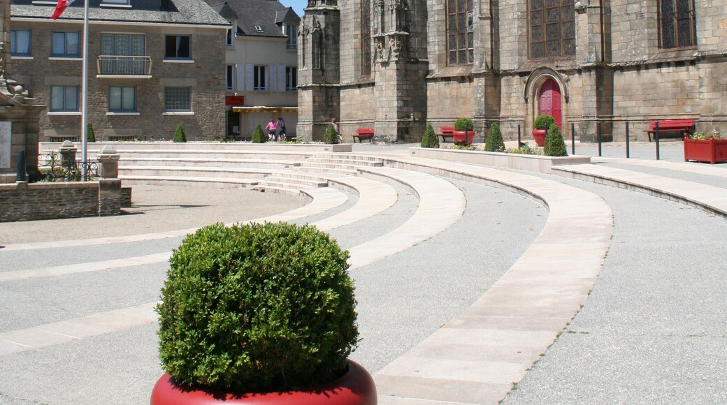 Sur la place de Ploërmel