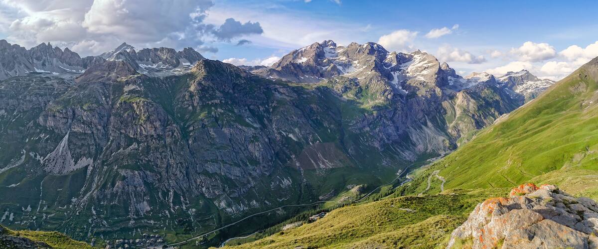 Vue panoramique du massif alpin qui accueille la Réserve naturelle de la Bailletaz, Haute-Savoie, région Auvergne-Rhône-Alpes, France