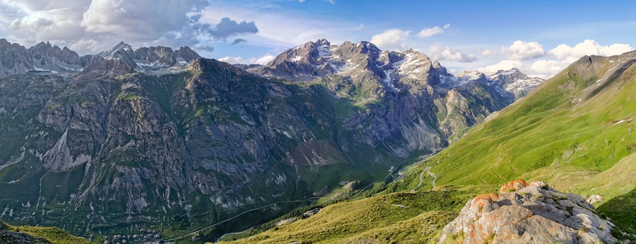 Vue panoramique du massif alpin qui accueille la Réserve naturelle de la Bailletaz, Haute-Savoie, région Auvergne-Rhône-Alpes, France