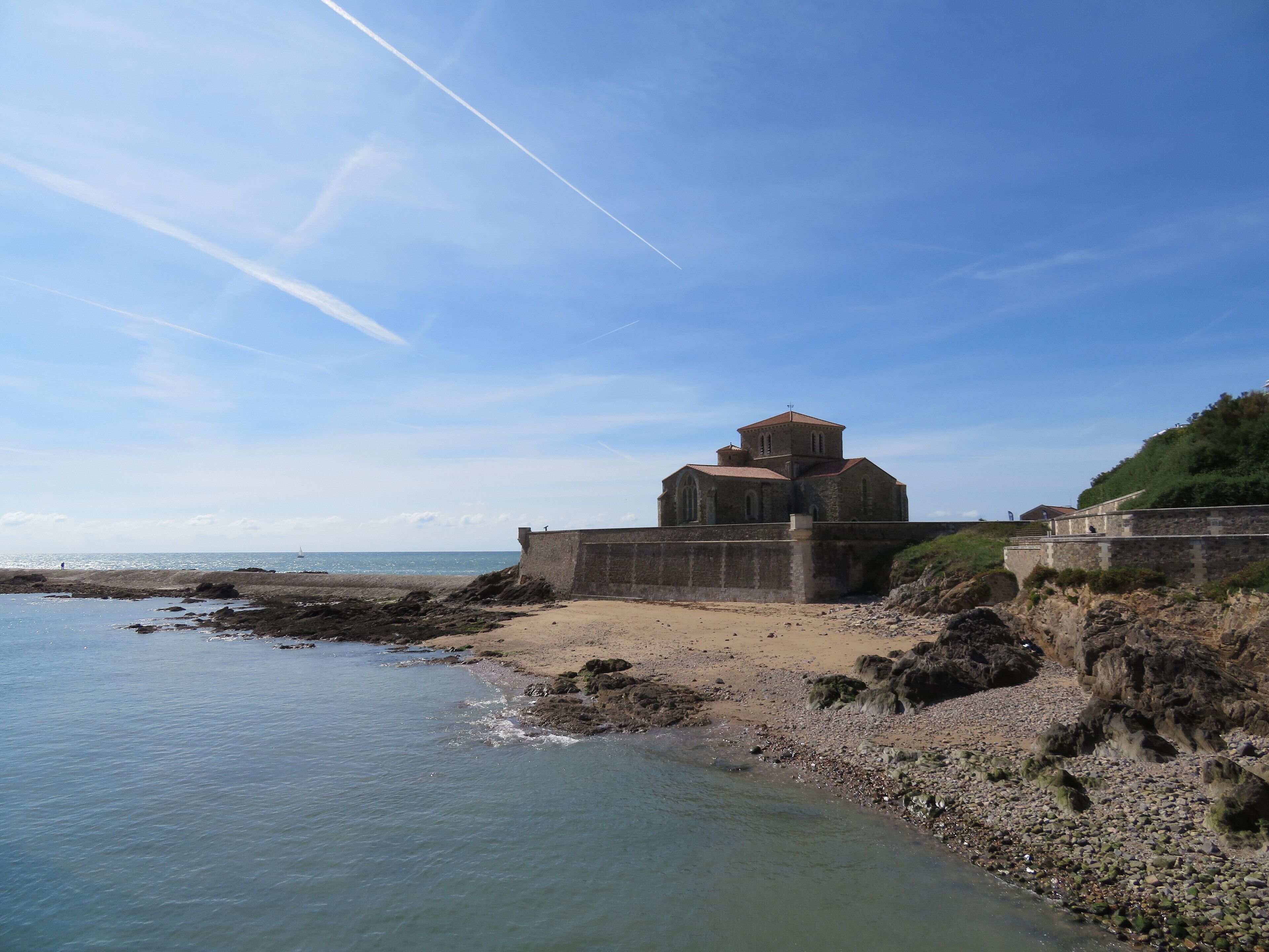Prieuré Saint-Nicolas des Sables d’Olonne (vue de loin).