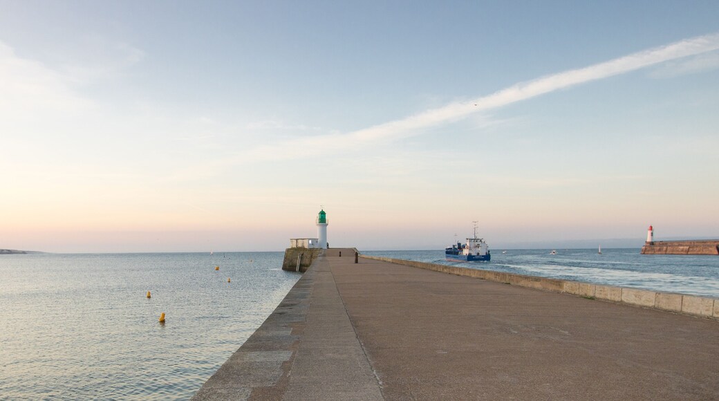 la petite jetée et le phare vert à l'entrée du port des Sables d'Olonne en Vendée en France en été