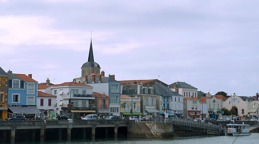 L'église Saint Pierre vue du quai René Guiné, Sables d'Olonne Vendée, France