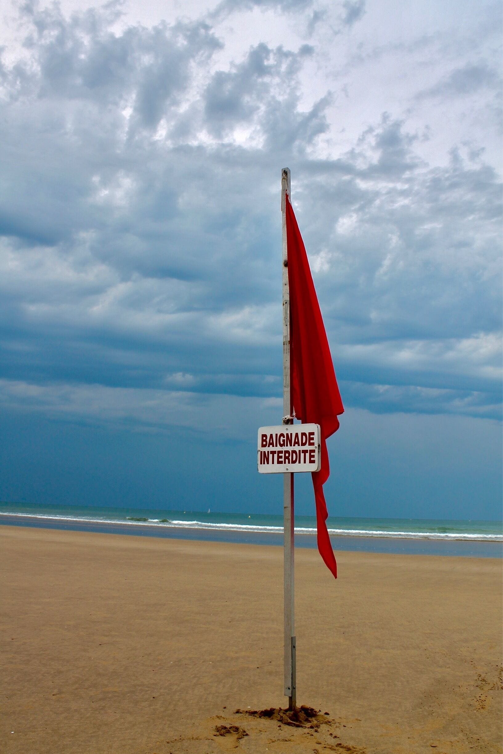 thunder is coming, everybody must leave from the ocean