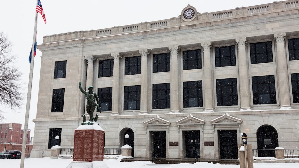 Snowing by Pettis County Courthouse in Sedalia