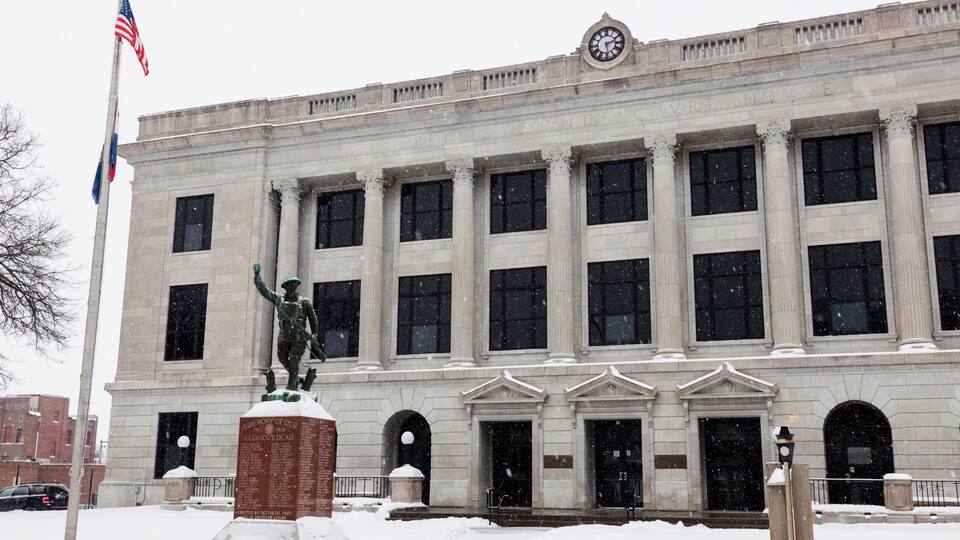 Snowing by Pettis County Courthouse in Sedalia