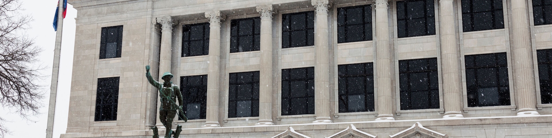 Snowing by Pettis County Courthouse in Sedalia