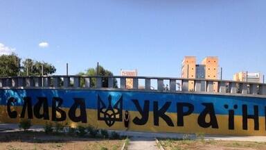 Un puente con grafitis en la pared.