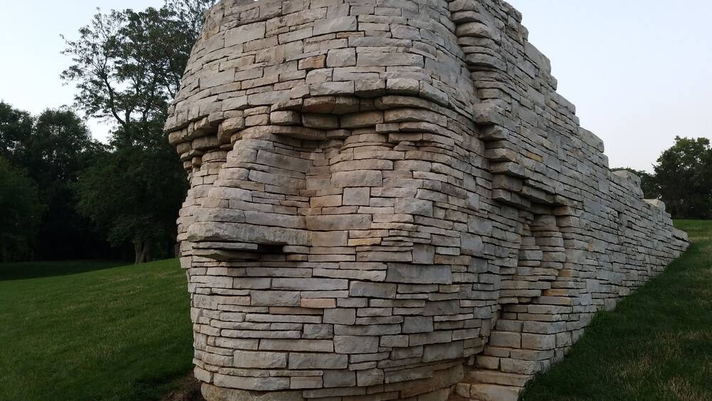 Une sculpture en pierre représentant la tête d’un lion.