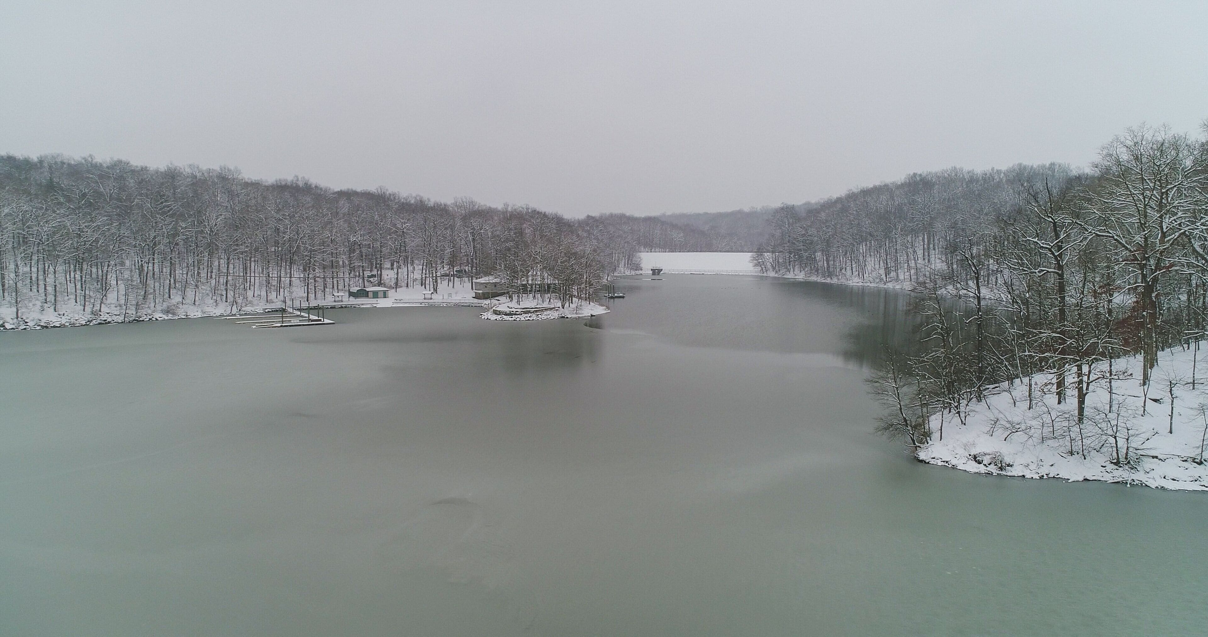 Un río congelado rodeado de árboles cubiertos de nieve.