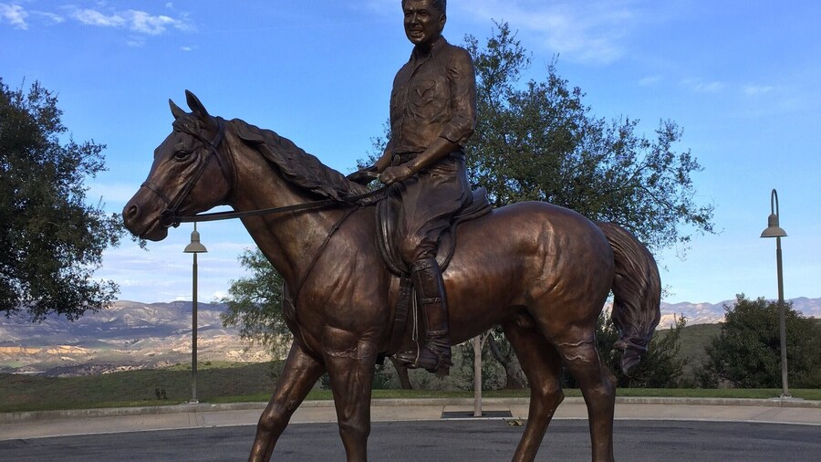 Ronald's statue at the Ronald Reagan Presidential Library. This is the presidential library and final resting place of Ronald Wilson Reagan, the 40th President of the United States, and his wife Nancy Reagan.
#California
#lifeatexpedia