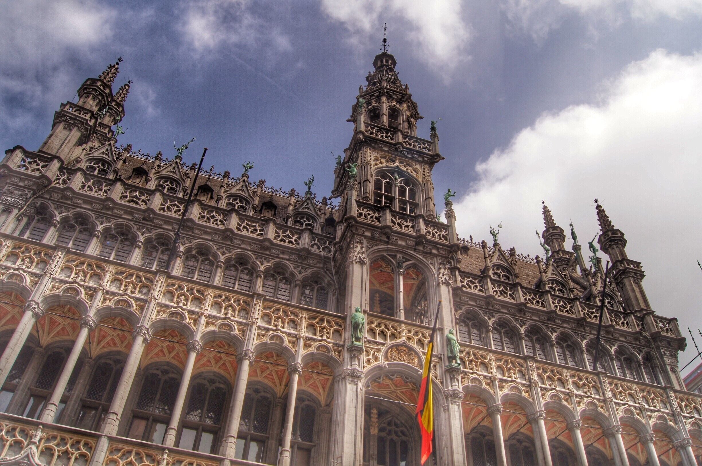 #Brussels #Belgium

King's House

Passeando por Bruxelas fui registrando aos poucos os detalhes da cidade e de suas construções. Grande parte das fotos é de construções da Grand Place que é Patrimônio Mundial da UNESCO.

Strolling through Brussels, I gradually recorded the details of the city and its buildings. Most of the photos are from buildings of the Grand Place which is a UNESCO World Heritage Site.