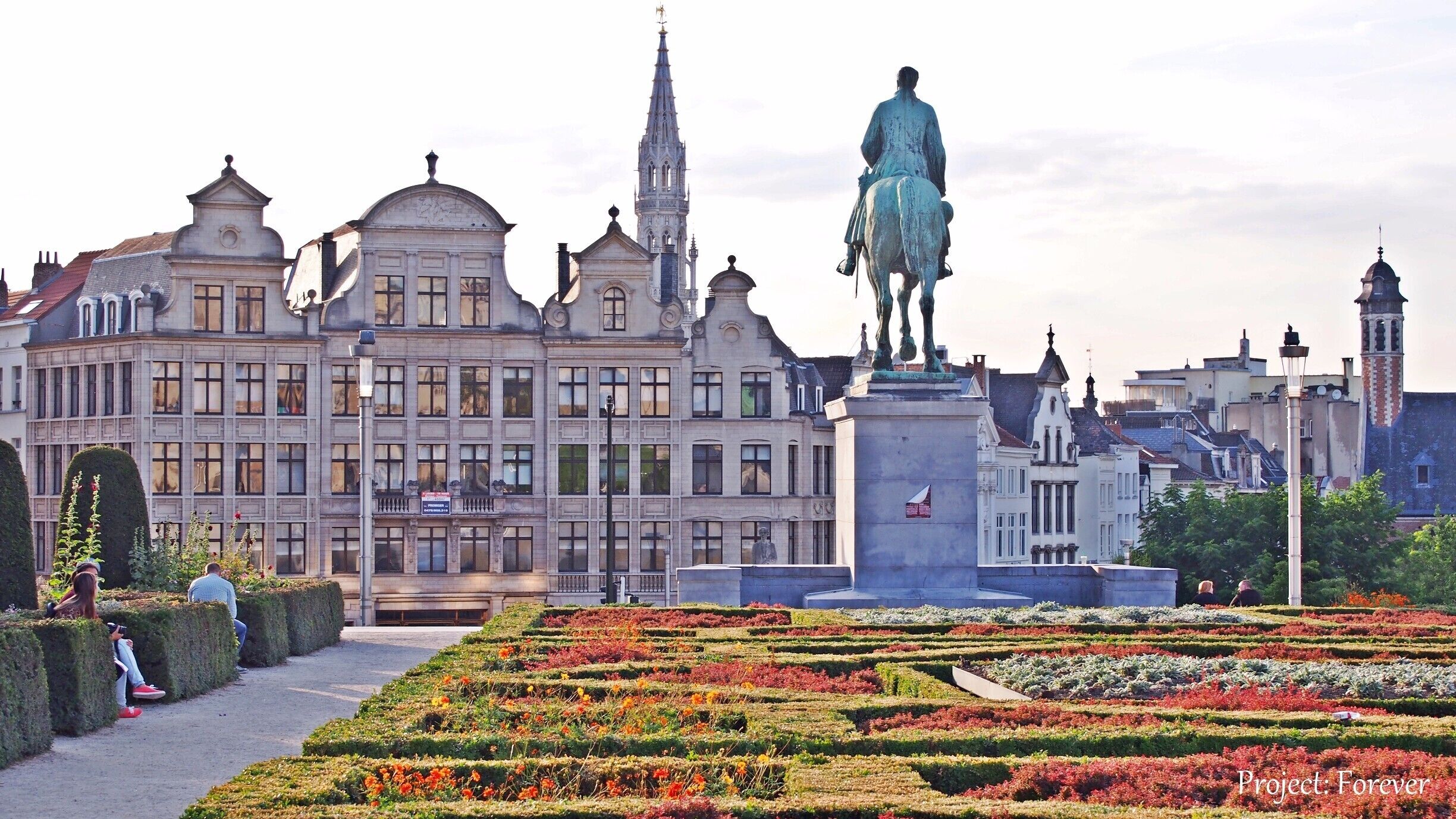 I liked Brussels better than all expectations. The little alleys around the Grand Place, the old buildings and then again the new ones creating a funny contrast, and the shopping options were enough to convince me to return one day. 