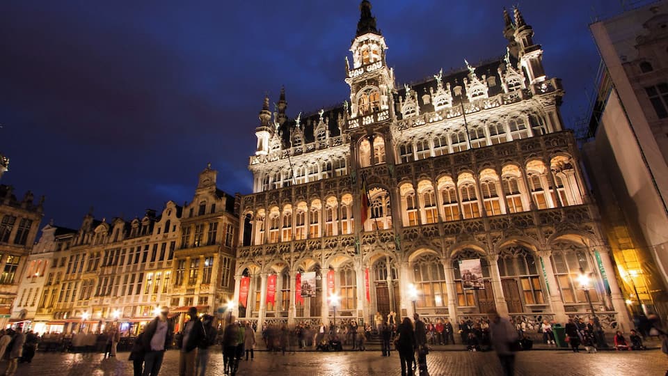 The Maison du Roi was once the residence of ruling Spanish monarchs. Today it is the home to the Musee de la Ville, which includes among other things the many tiny outfits of Manneken Pis (which he wears occasionally).