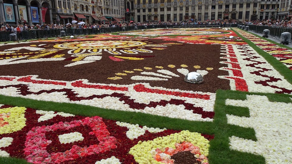 Every 2 years the Grand-Place in Brussels is covered with a flower carpet of begonias. The carpet of 77 m x 24 m is composed by about 120 volunteers, with more than 600.000 begonias. The 2018 theme of the flower carpet is Mexico. The carpet is dedicated to Guanajuato, a Mexican region with a particularly rich floral culture and tradition.
Next edition: August 2020. #Culture