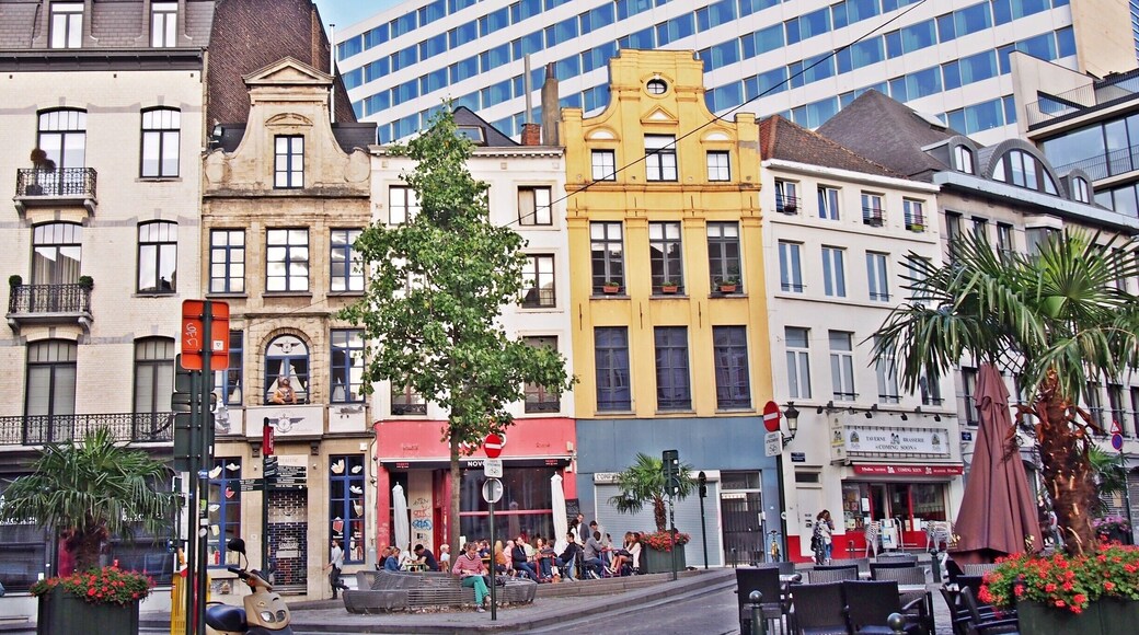 I liked Brussels better than all expectations. The little alleys around the Grand Place, the old buildings and then again the new ones creating a funny contrast, and the shopping options were enough to convince me to return one day.