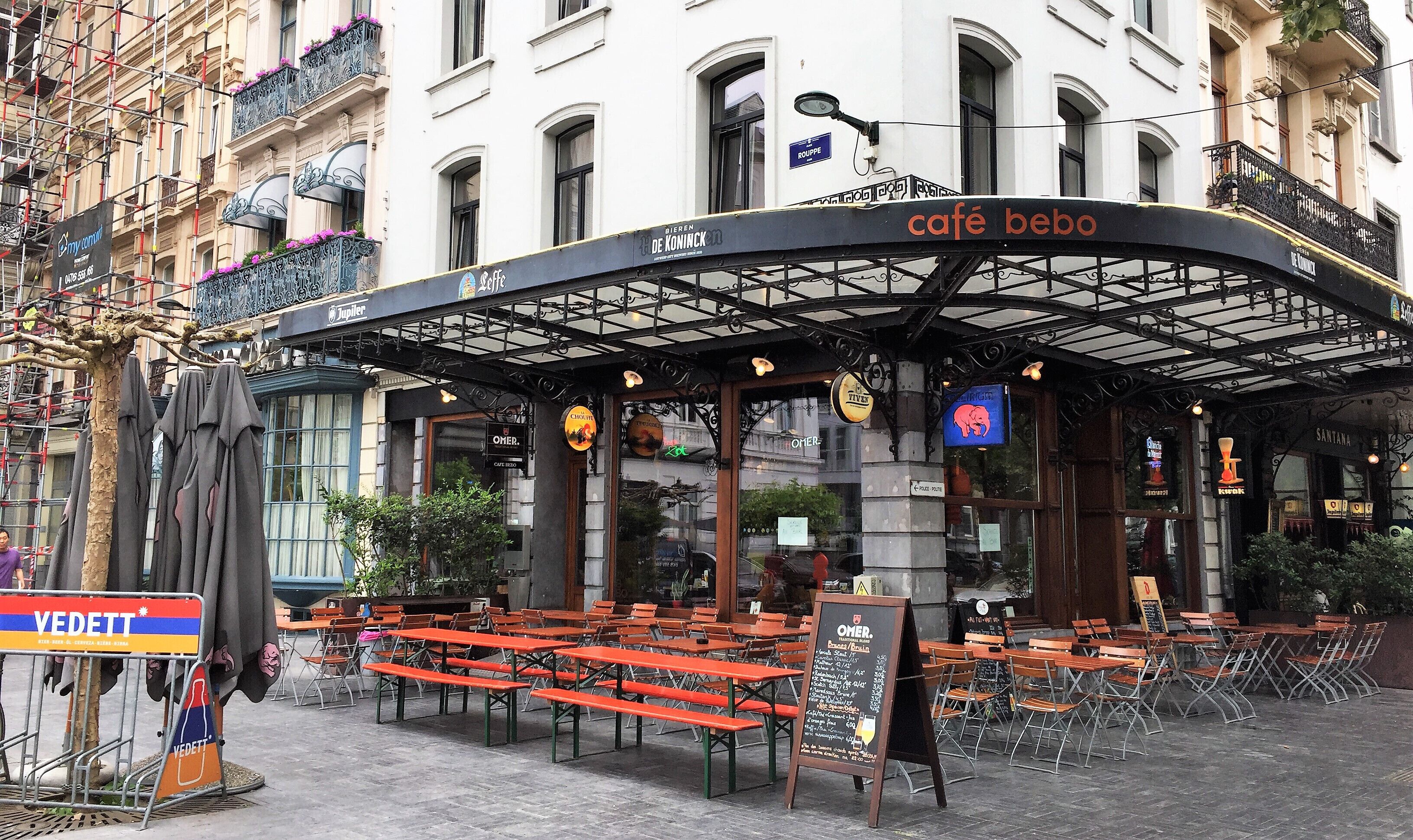 Brussels #LikeALocal Park your bike, take a seat, choose your beer from the blackboard. Big windows give a light interior. Featured in CAMRA's Good Beer Guide Belgium (8th edition). http://beereurope.blogspot.com/2018/07/brussels-monday-2562018.html