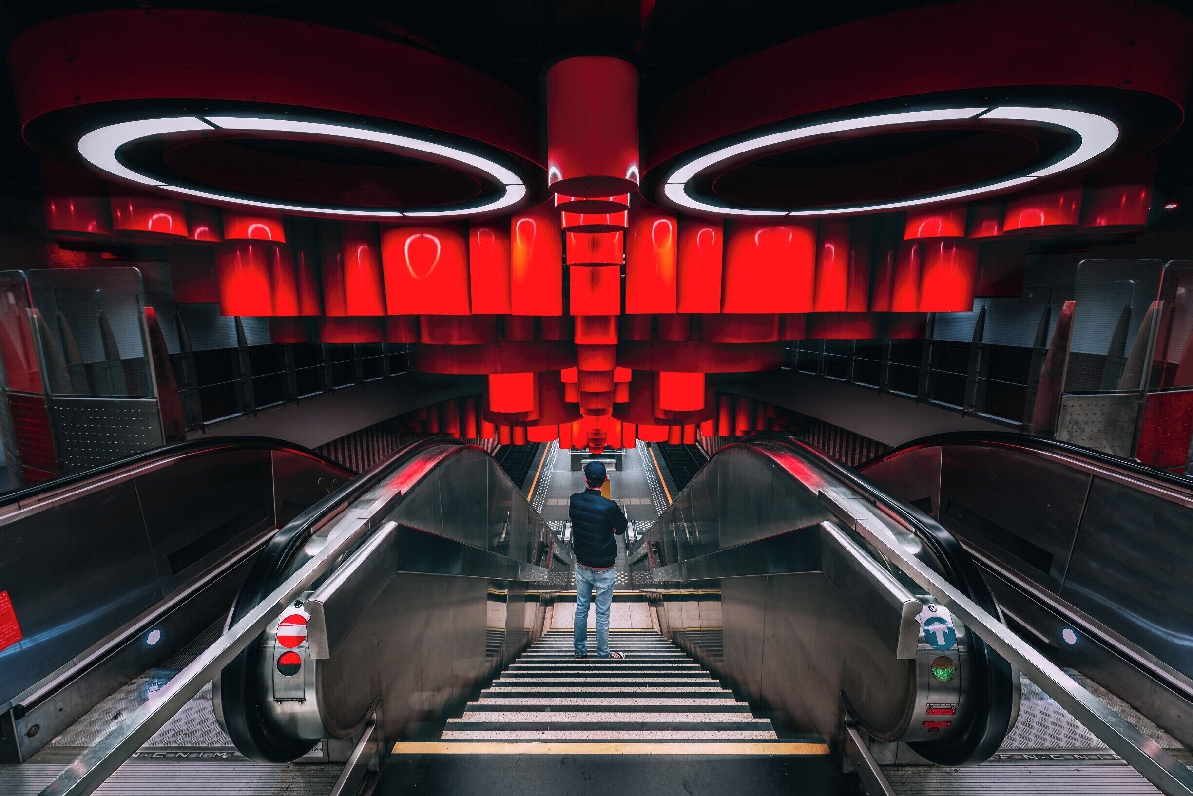 Took this photo at the "pannenhuis" subwaystation in Brussels, Belgium.
Awesome place to photograph and not to many people at night!
#BVStrove #belgium #brussels #nikon #nikoneurope