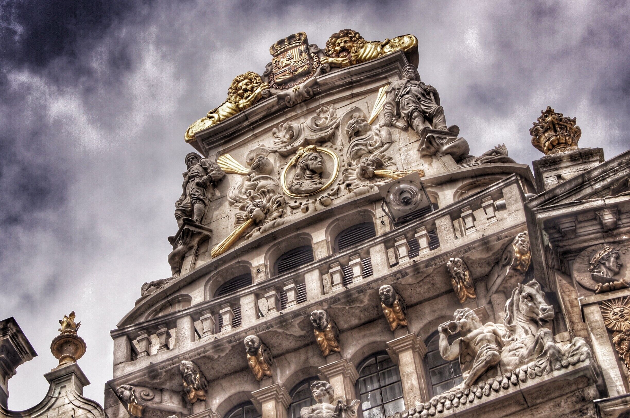 #Brussels #Belgium

My Brussels 

Passeando por Bruxelas fui registrando aos poucos os detalhes da cidade e de suas construções. Grande parte das fotos é de construções da Grand Place que é Patrimônio Mundial da UNESCO.

Strolling through Brussels, I gradually recorded the details of the city and its buildings. Most of the photos are from buildings of the Grand Place which is a UNESCO World Heritage Site.