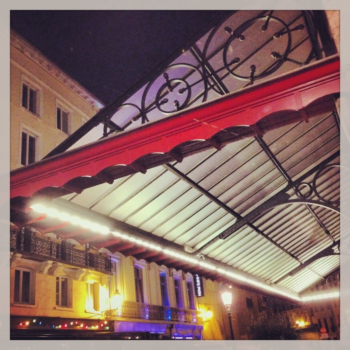The former covered market of Brussels is now a charming heart of a very animated pub and café neighbourhood. Drinks and food are served inside or outside, most nights a house dj is fearured inside and there are frequent free entry art exhibition. A must see in Brussels.
