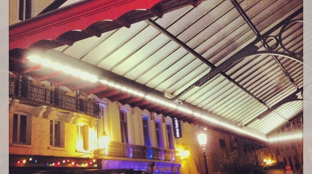 The former covered market of Brussels is now a charming heart of a very animated pub and café neighbourhood. Drinks and food are served inside or outside, most nights a house dj is fearured inside and there are frequent free entry art exhibition. A must see in Brussels.