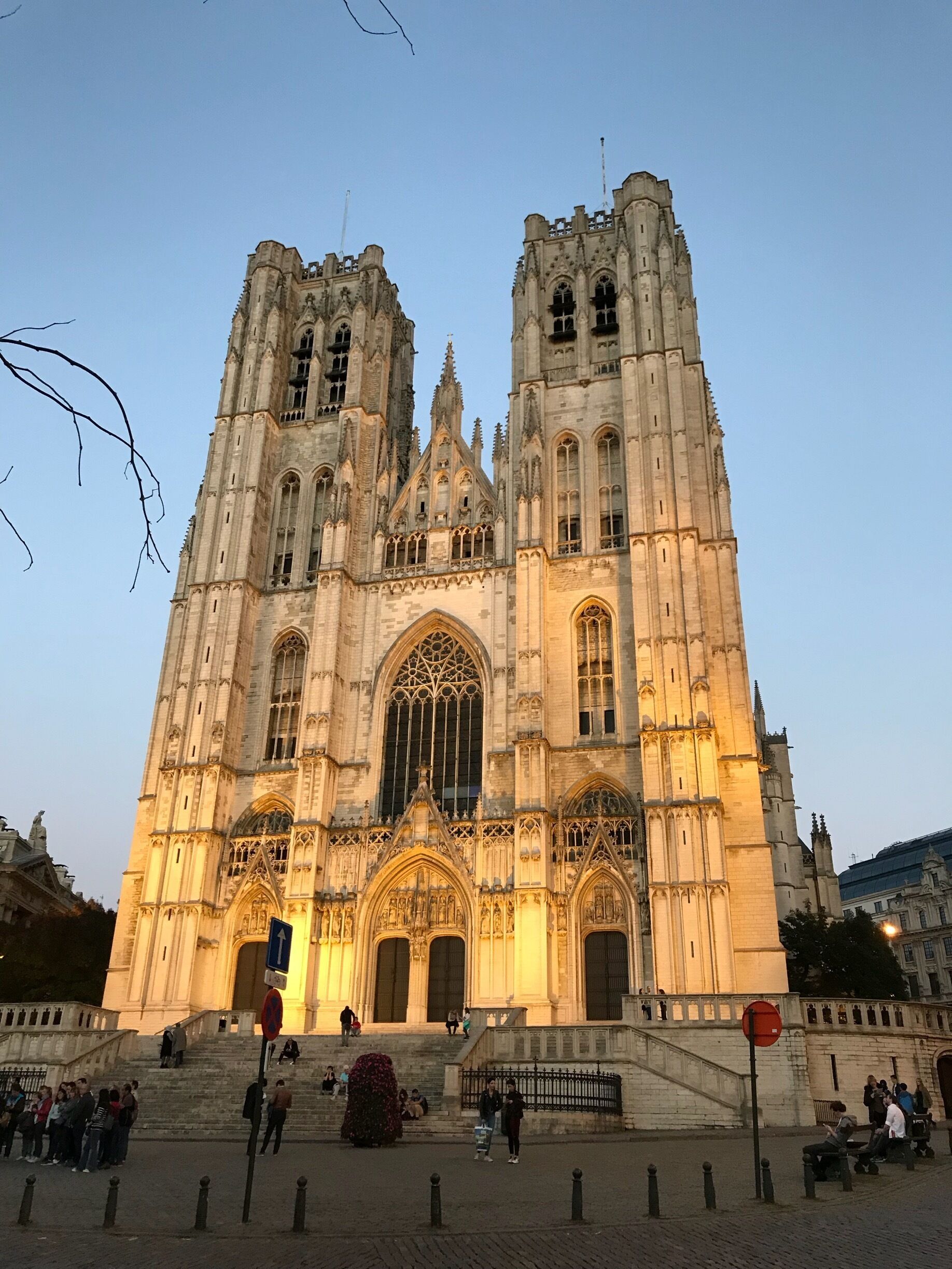 저녁시간에 본 Cathedral of St. Michael and St. Gzdula 

