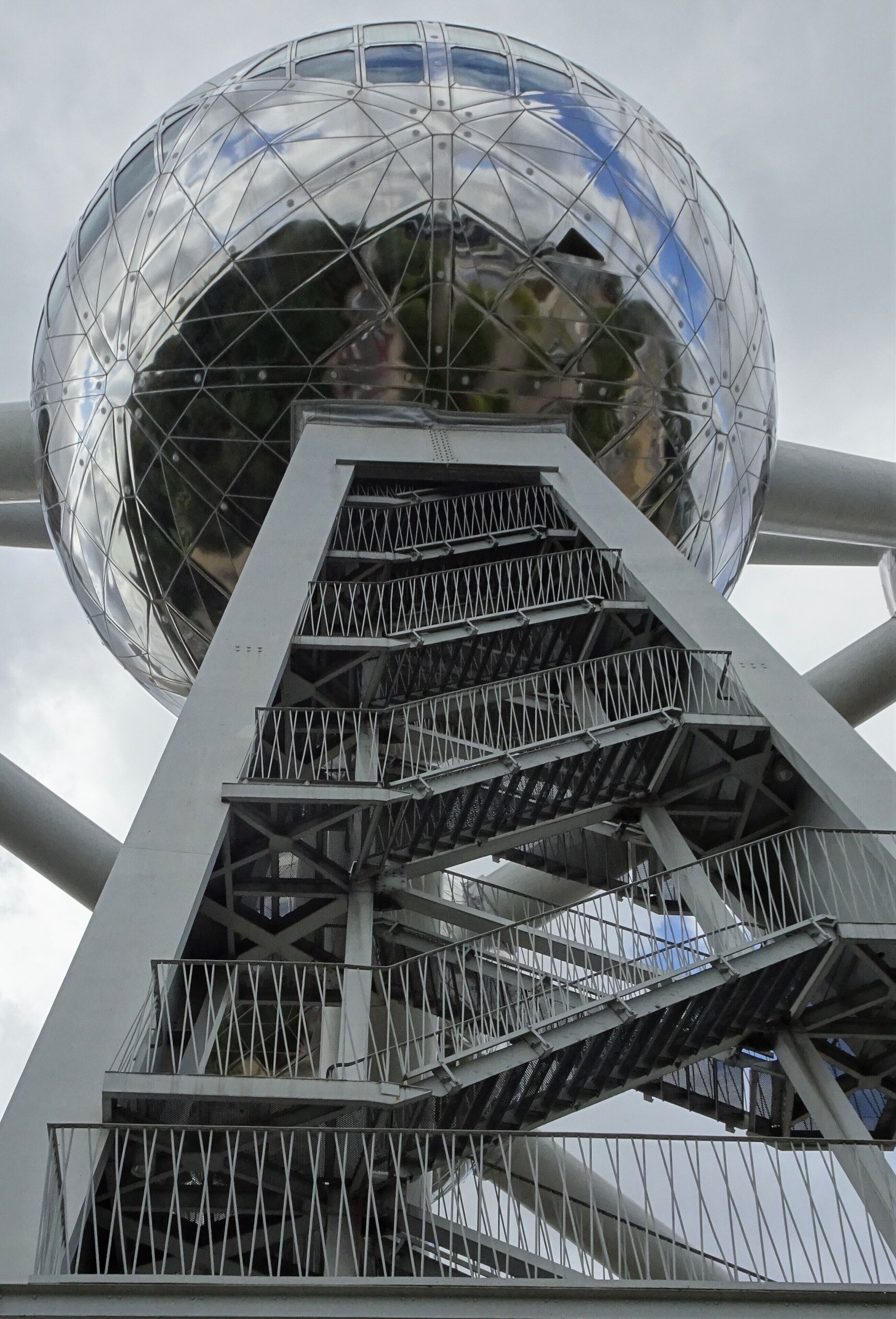 The 60 years old Atomium is an international tourist attraction. This unique piece of architecture, created on the occasion of the World Fair of Brussels in 1958, became the most popular monument of the capital of Europe. The Atomium is established by 9 spheres (1 sphere on each of the 8 tops and 1 in the centre). These 9 spheres are connected by 20 tubes, the whole resting on 3 pillars. Its original structure symbolizes an iron crystal enlarged 165 billion times. #TroveOnTuesday  #Perspectives  #Culture  #Trovember
