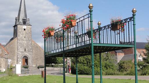 Marbaix (Nord, Fr) Kiosque à musique, église